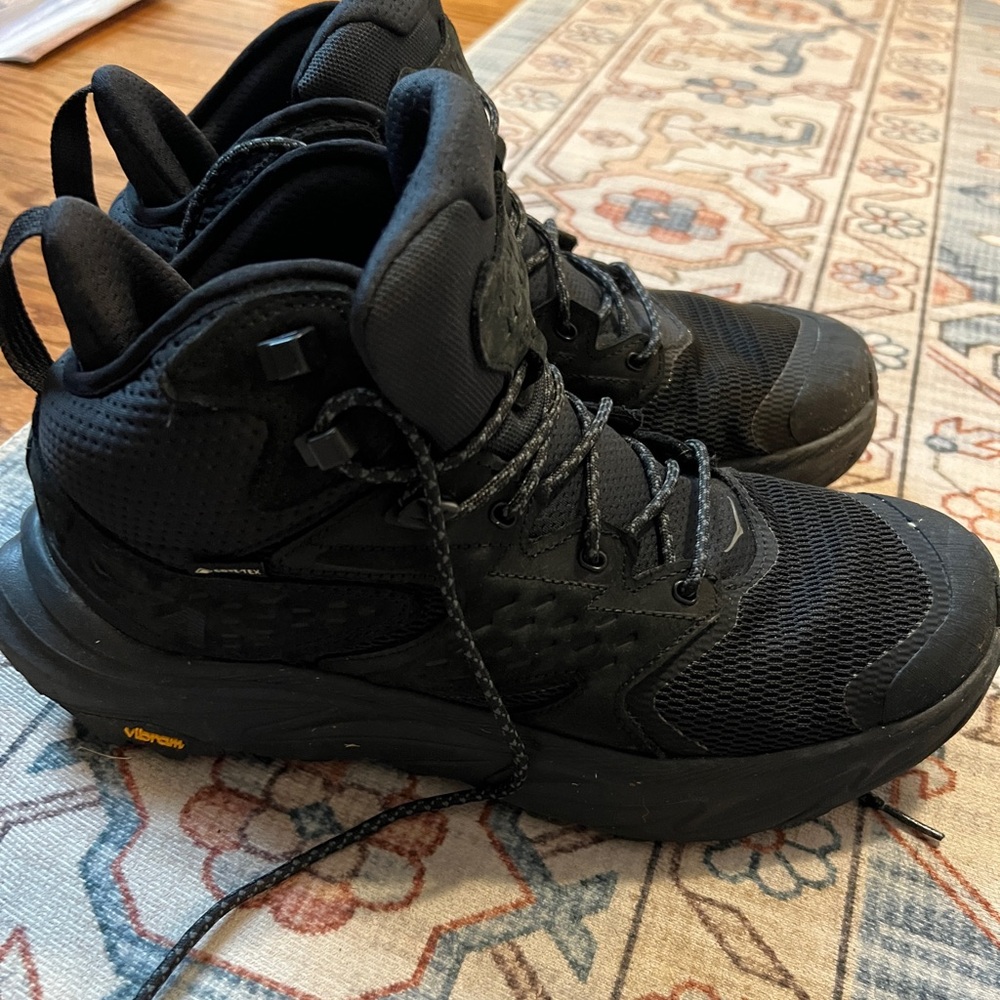 Hoka Anacapa Black Hiking Boots. Lightly used. In almost perfect condition.
